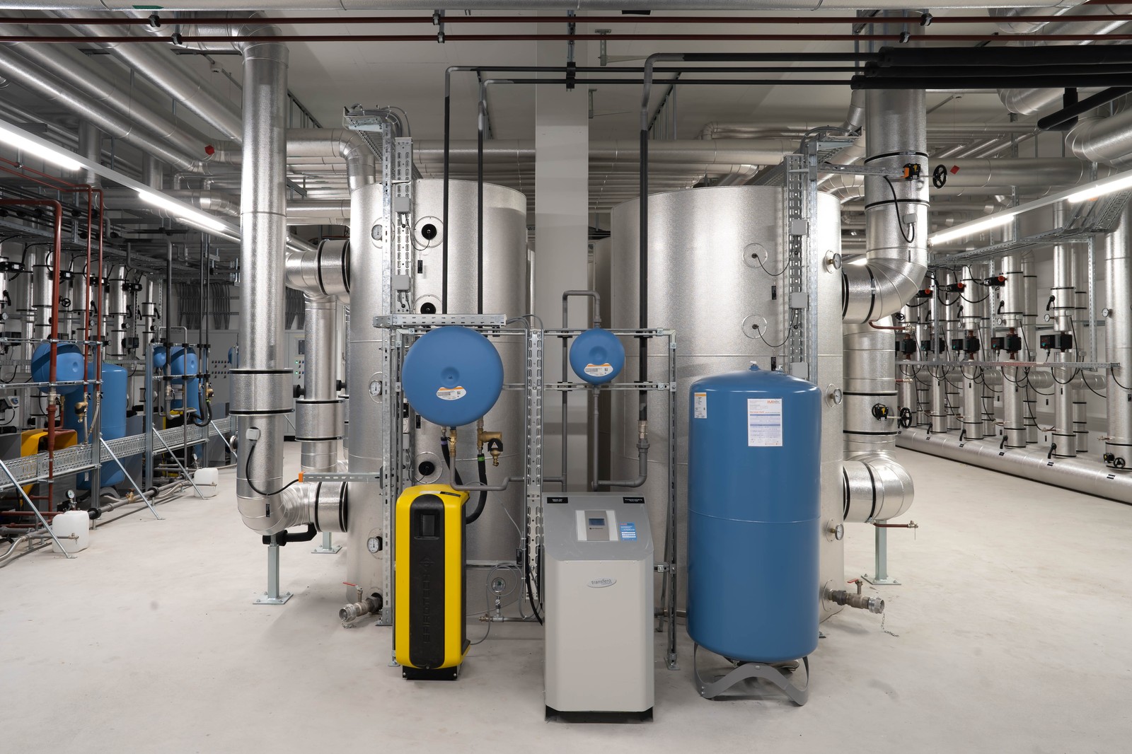 Gebäudetechnikzentrale mit Speichern und Rohrleitungen im Zentraldepot UZH in Buchs